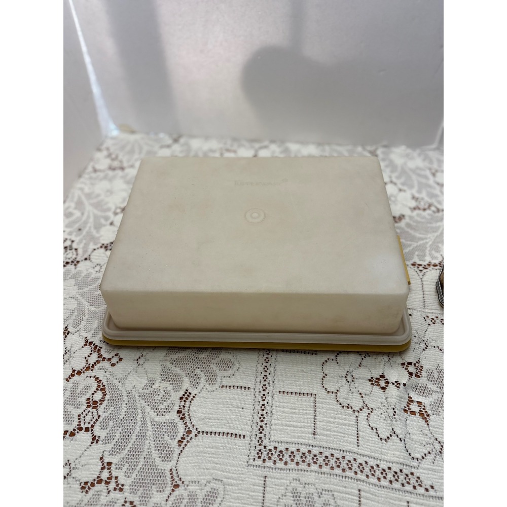 VTG Tupperware Rectangular Cake Taker Harvest Gold 15x11 Food Storage 622 623